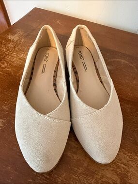 TOMS Women's Light Beige Suede Slip-On Flats